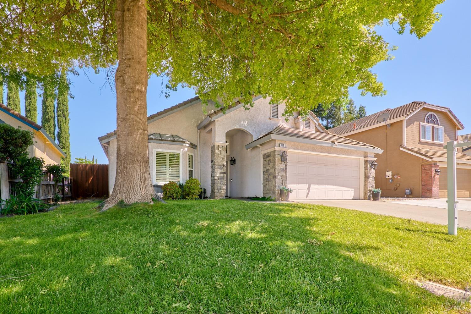 Detail Gallery Image 1 of 25 For 919 Cedar Brook Ln, Vacaville,  CA 95689 - 3 Beds | 2 Baths