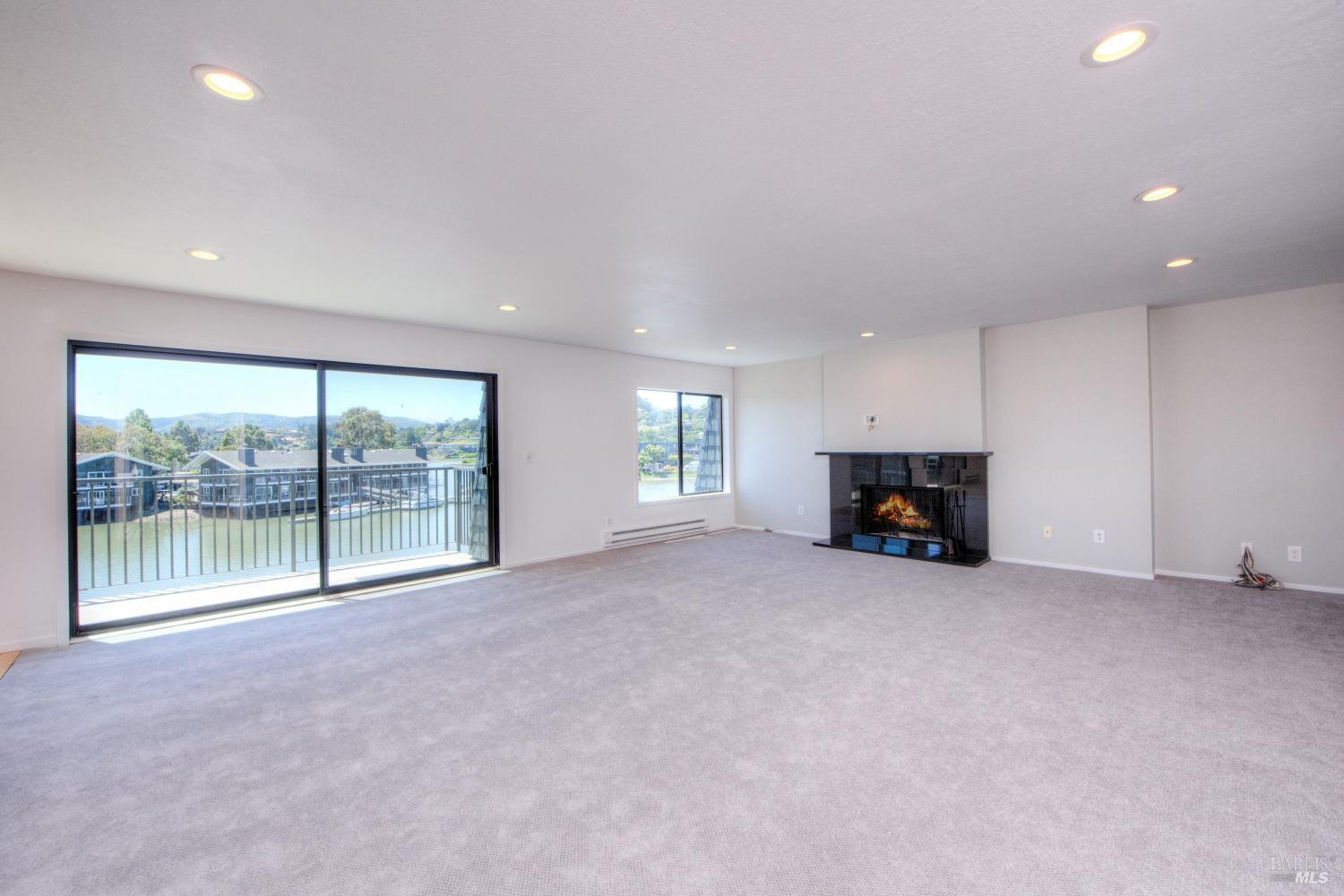 Detail Gallery Image 5 of 33 For 8 Greenwood Cove Dr #B,  Tiburon,  CA 94920 - 3 Beds | 2/1 Baths