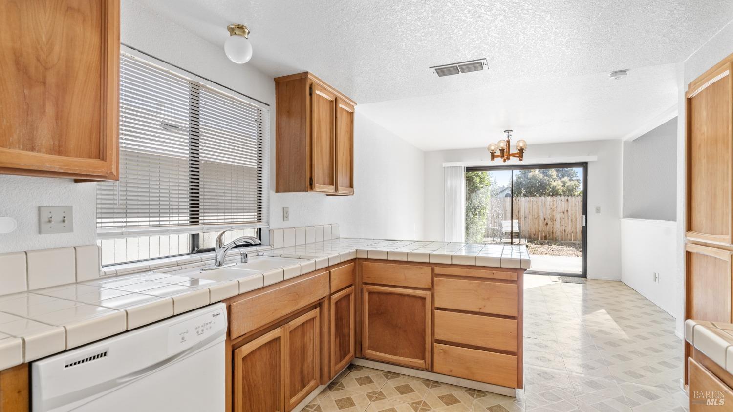Detail Gallery Image 14 of 35 For 719 Sage Ct, Vacaville,  CA 95687 - 3 Beds | 2/1 Baths