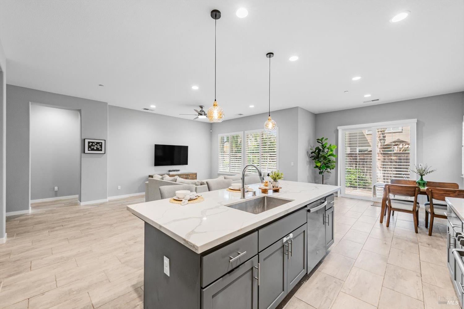 Detail Gallery Image 11 of 58 For 1080 Columbia Dr, Dixon,  CA 95620 - 3 Beds | 2/1 Baths