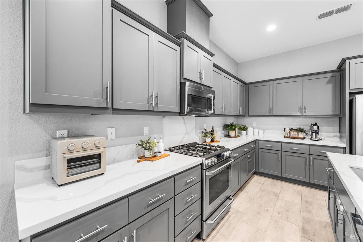 Detail Gallery Image 7 of 58 For 1080 Columbia Dr, Dixon,  CA 95620 - 3 Beds | 2/1 Baths