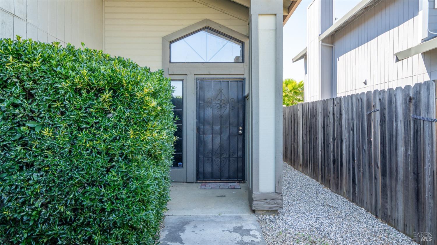 Detail Gallery Image 4 of 36 For 833 Morissette Way, Vacaville,  CA 95687 - 3 Beds | 2/1 Baths