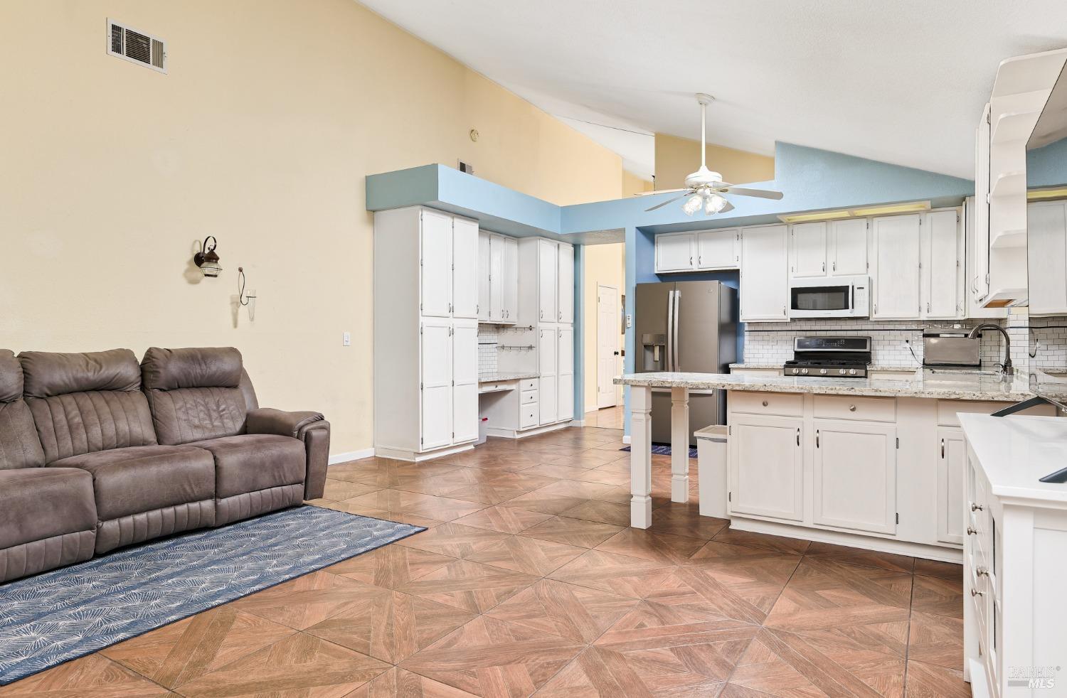Detail Gallery Image 11 of 25 For 919 Cedar Brook Ln, Vacaville,  CA 95689 - 3 Beds | 2 Baths