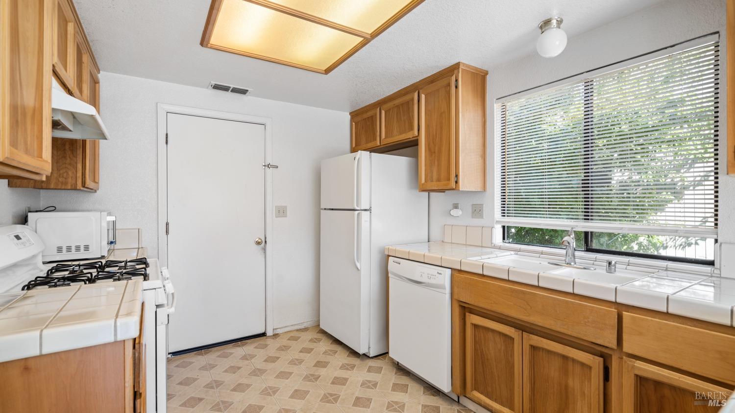 Detail Gallery Image 12 of 35 For 719 Sage Ct, Vacaville,  CA 95687 - 3 Beds | 2/1 Baths