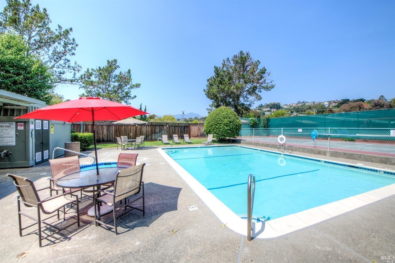 Detail Gallery Image 25 of 33 For 8 Greenwood Cove Dr #B,  Tiburon,  CA 94920 - 3 Beds | 2/1 Baths