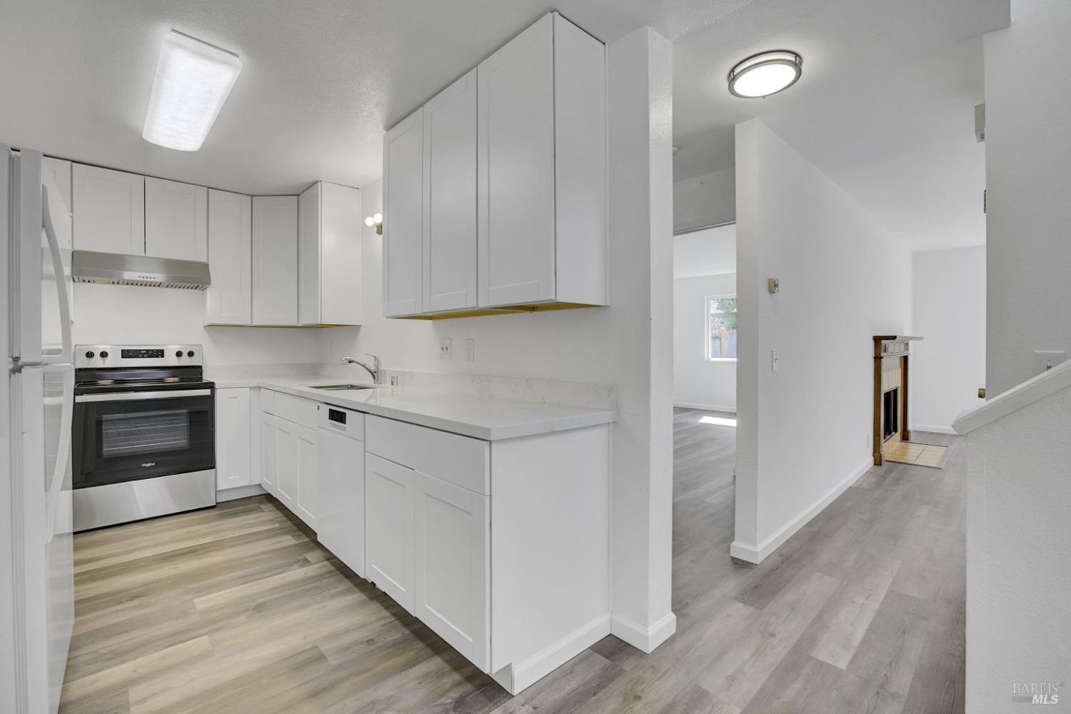 Detail Gallery Image 8 of 33 For 35 Freedom Pl, Rohnert Park,  CA 94928 - 3 Beds | 2 Baths