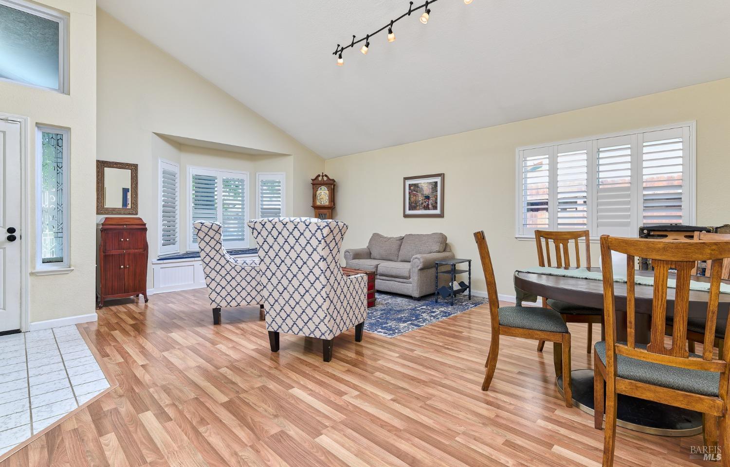 Detail Gallery Image 3 of 25 For 919 Cedar Brook Ln, Vacaville,  CA 95689 - 3 Beds | 2 Baths