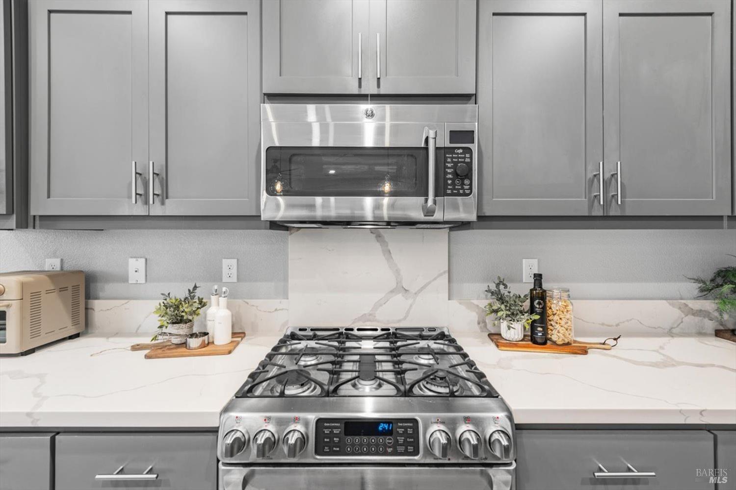 Detail Gallery Image 8 of 58 For 1080 Columbia Dr, Dixon,  CA 95620 - 3 Beds | 2/1 Baths