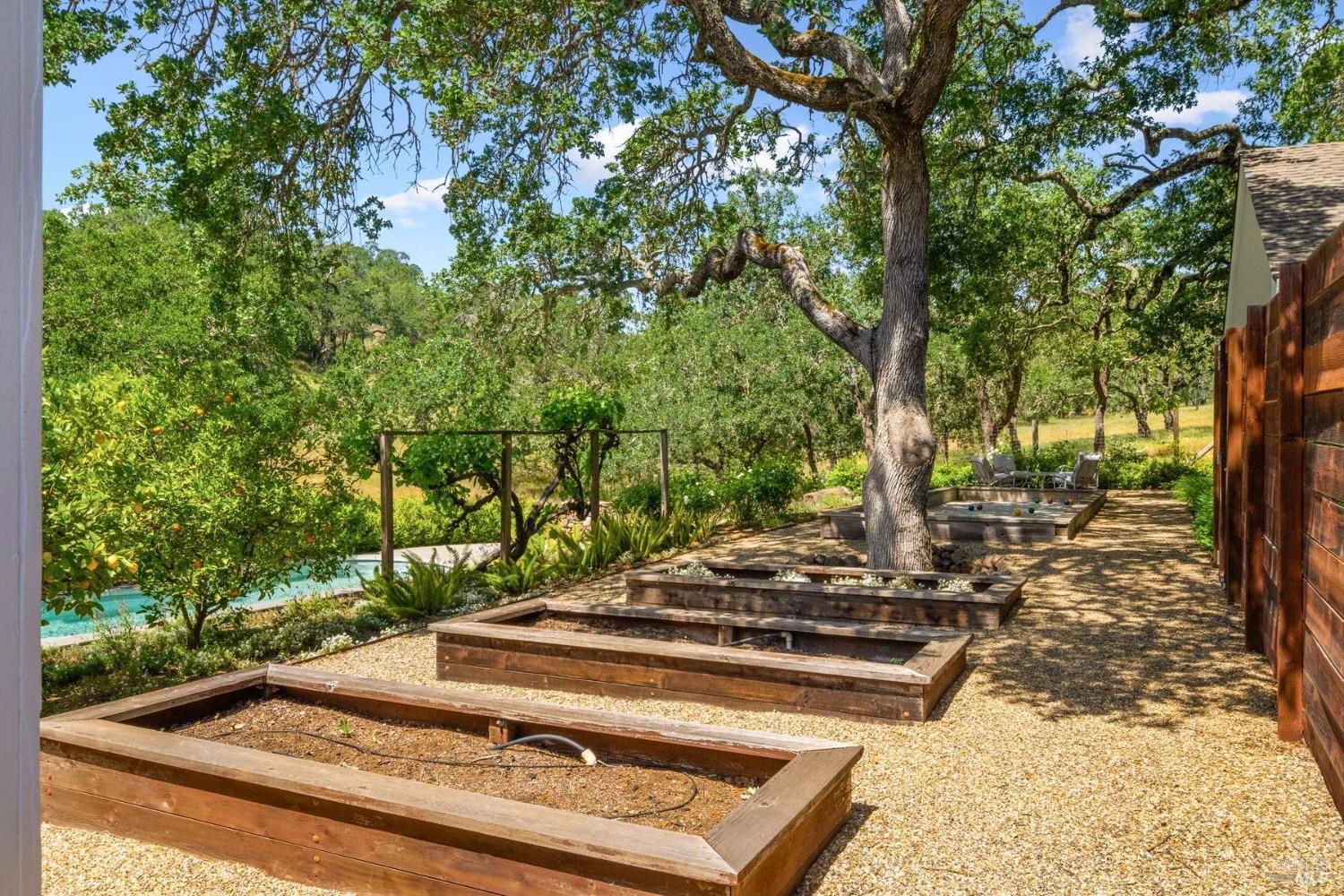 Detail Gallery Image 31 of 41 For 695 Michael Dr, Sonoma,  CA 95476 - 3 Beds | 2/1 Baths