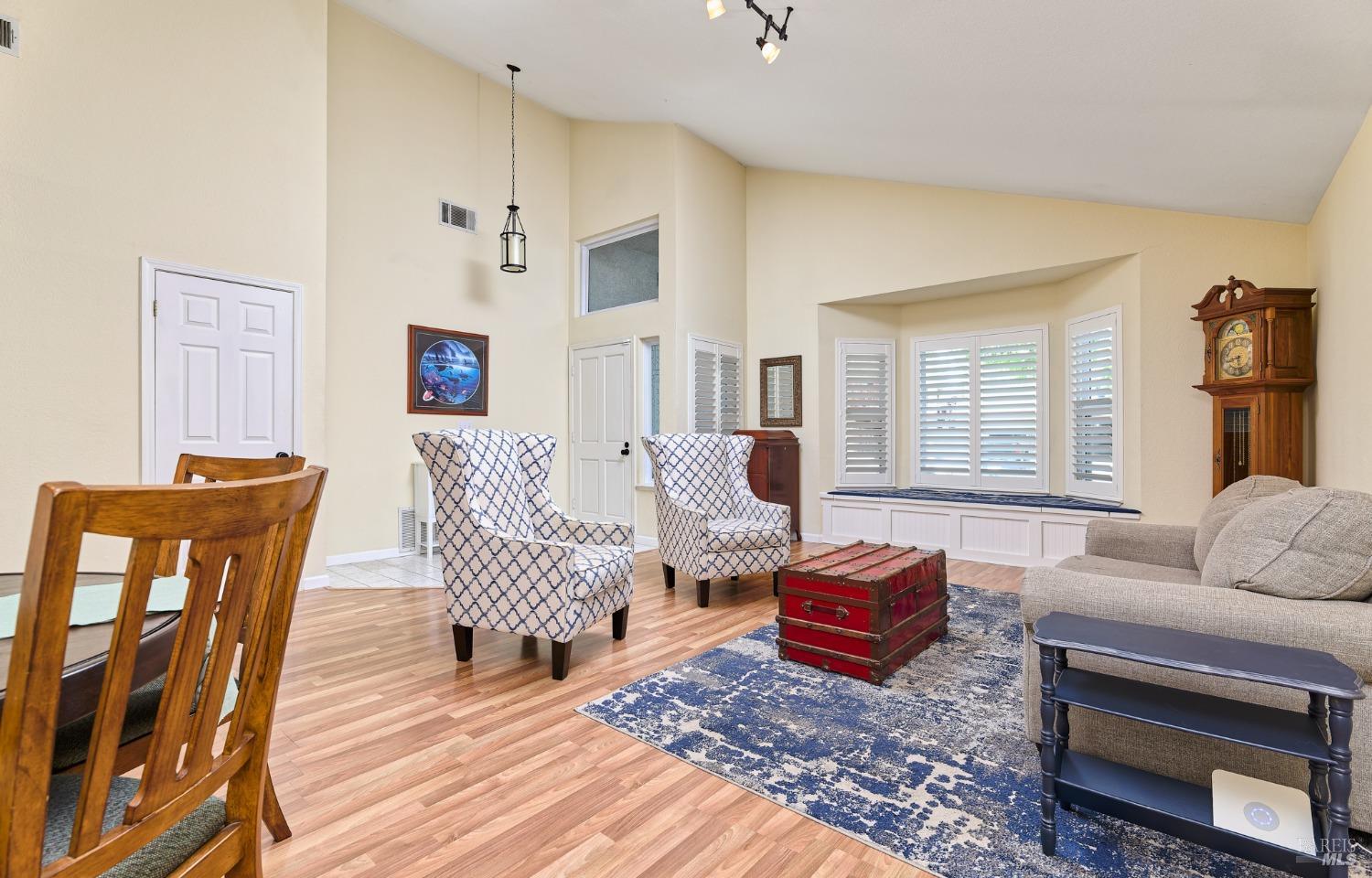 Detail Gallery Image 5 of 25 For 919 Cedar Brook Ln, Vacaville,  CA 95689 - 3 Beds | 2 Baths