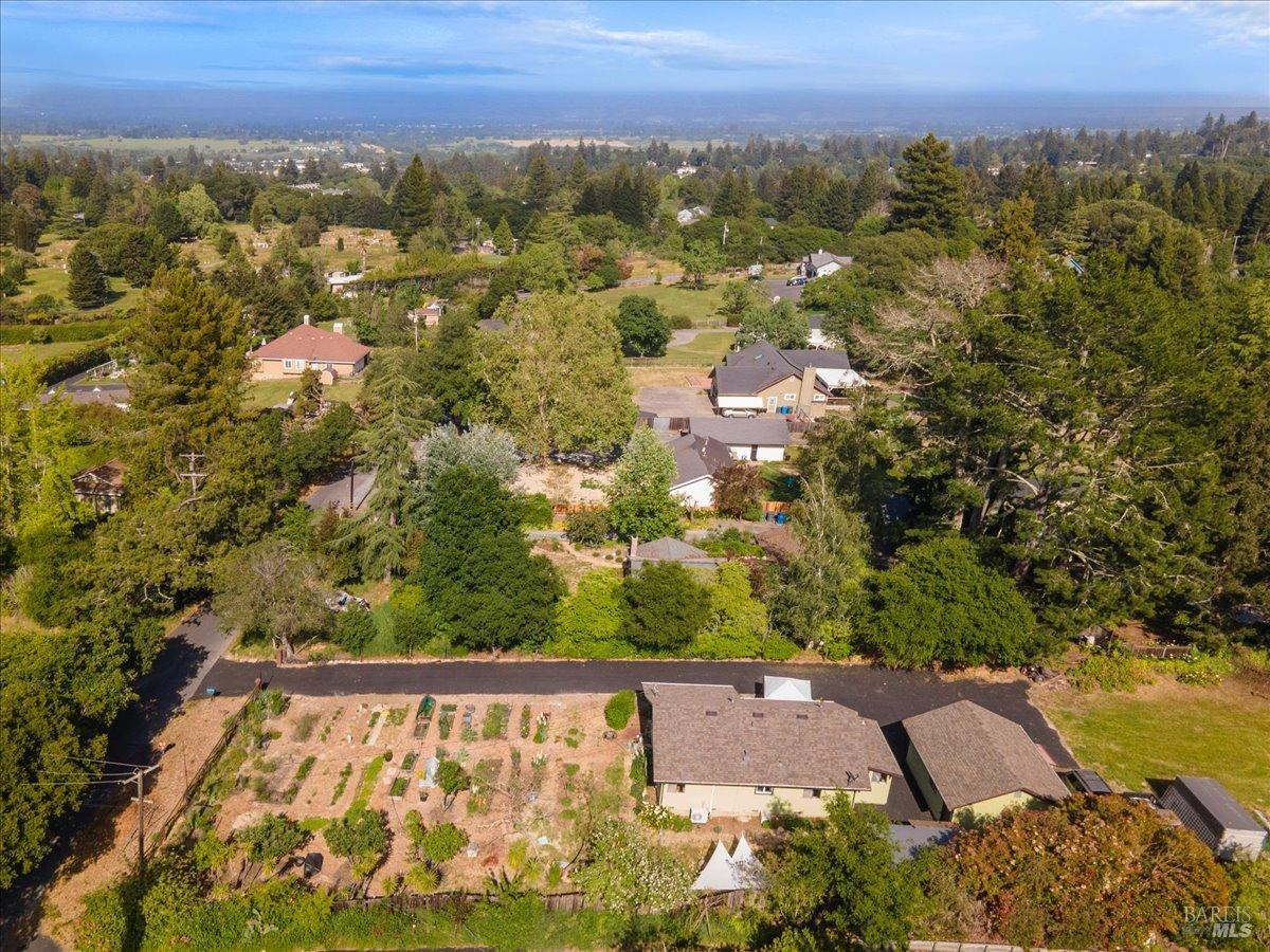 Detail Gallery Image 2 of 39 For 8045 Whited Rd, Sebastopol,  CA 95472 - 2 Beds | 1 Baths