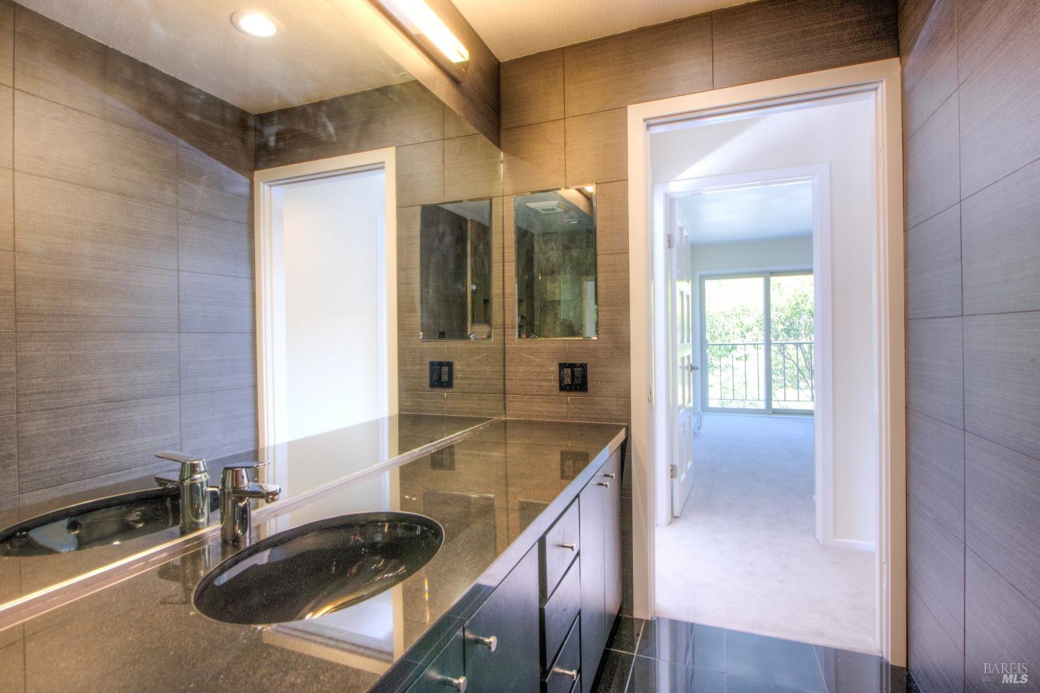 Detail Gallery Image 20 of 33 For 8 Greenwood Cove Dr #B,  Tiburon,  CA 94920 - 3 Beds | 2/1 Baths