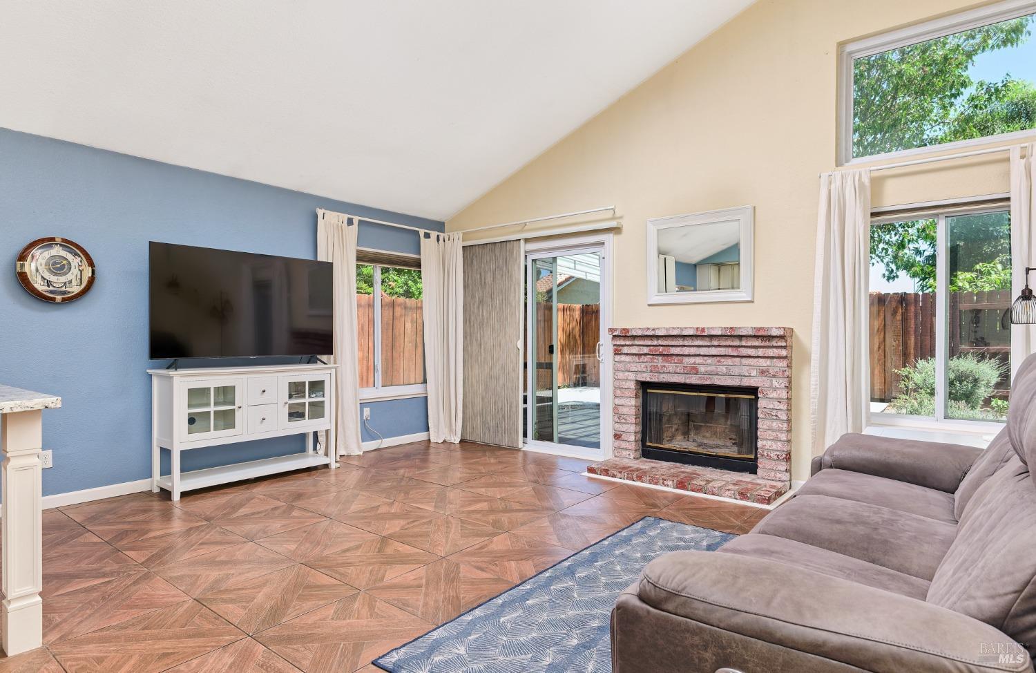 Detail Gallery Image 10 of 25 For 919 Cedar Brook Ln, Vacaville,  CA 95689 - 3 Beds | 2 Baths