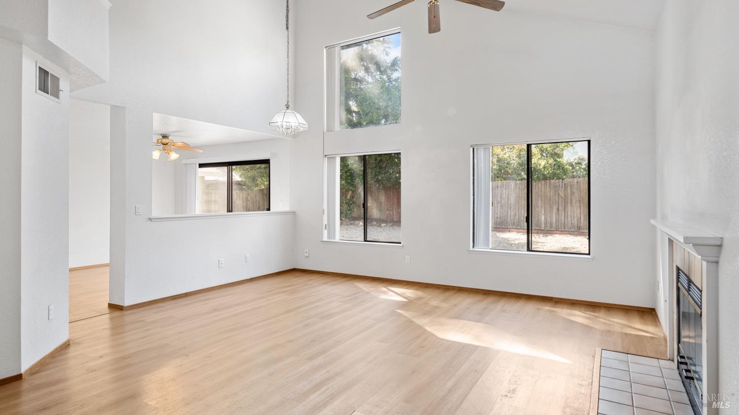 Detail Gallery Image 5 of 36 For 833 Morissette Way, Vacaville,  CA 95687 - 3 Beds | 2/1 Baths