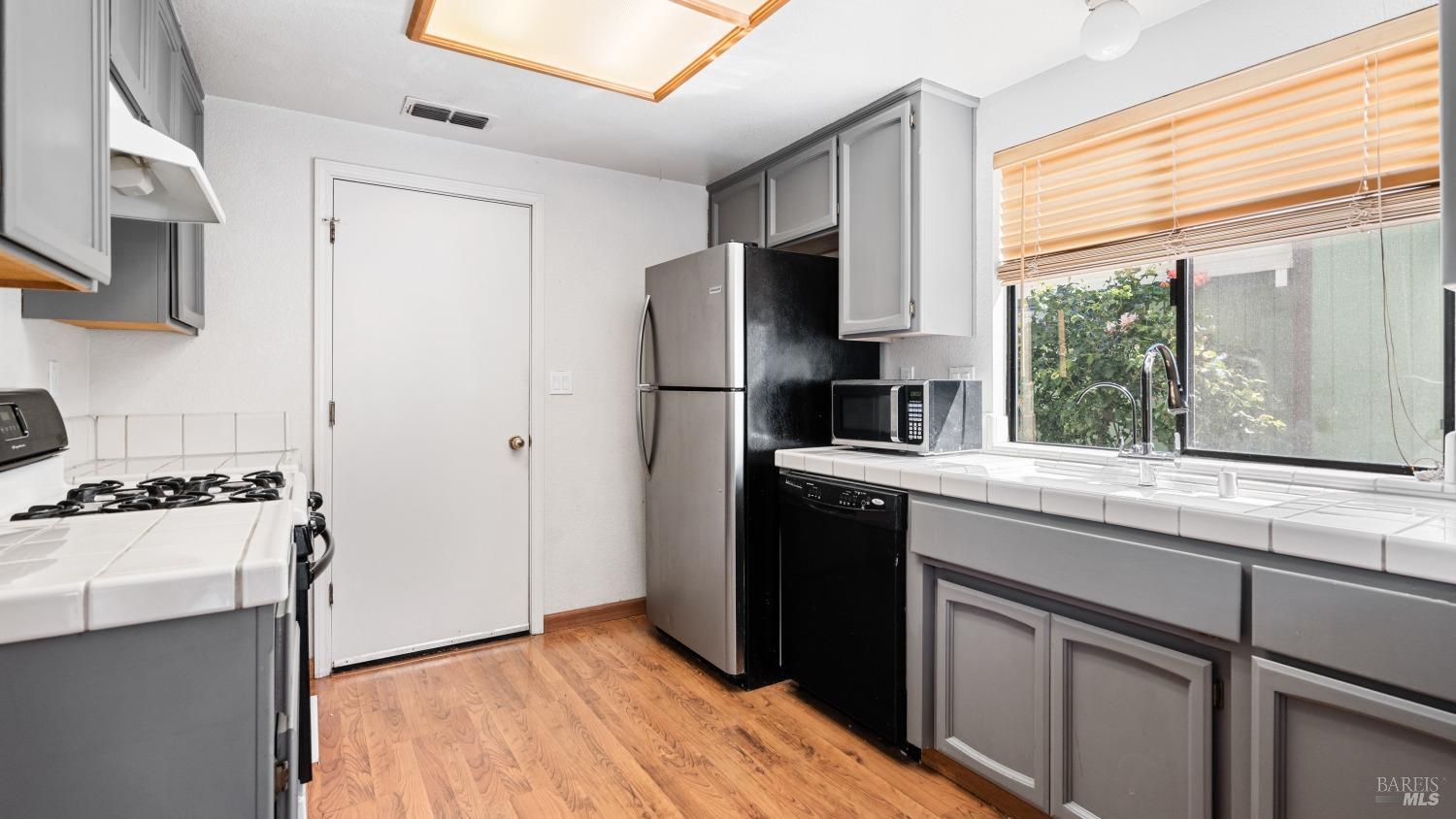 Detail Gallery Image 13 of 36 For 833 Morissette Way, Vacaville,  CA 95687 - 3 Beds | 2/1 Baths