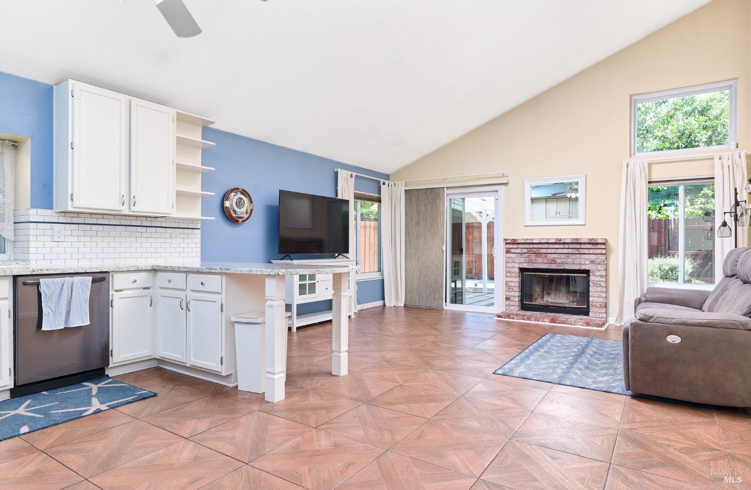 Detail Gallery Image 6 of 25 For 919 Cedar Brook Ln, Vacaville,  CA 95689 - 3 Beds | 2 Baths