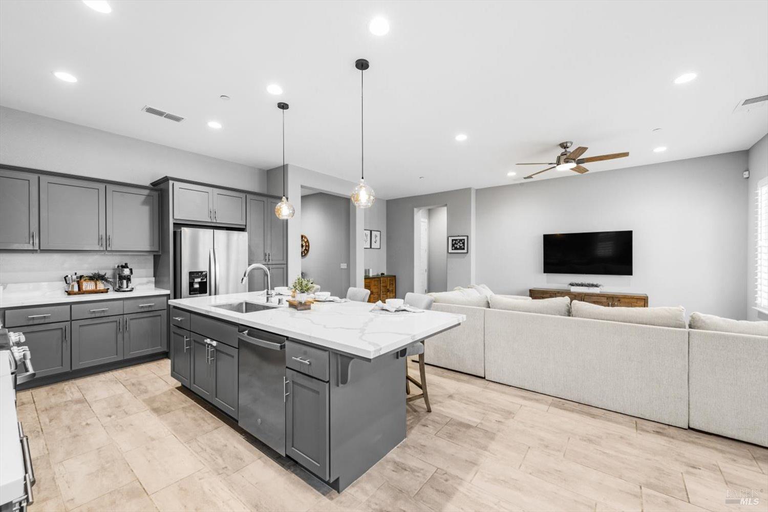 Detail Gallery Image 16 of 58 For 1080 Columbia Dr, Dixon,  CA 95620 - 3 Beds | 2/1 Baths