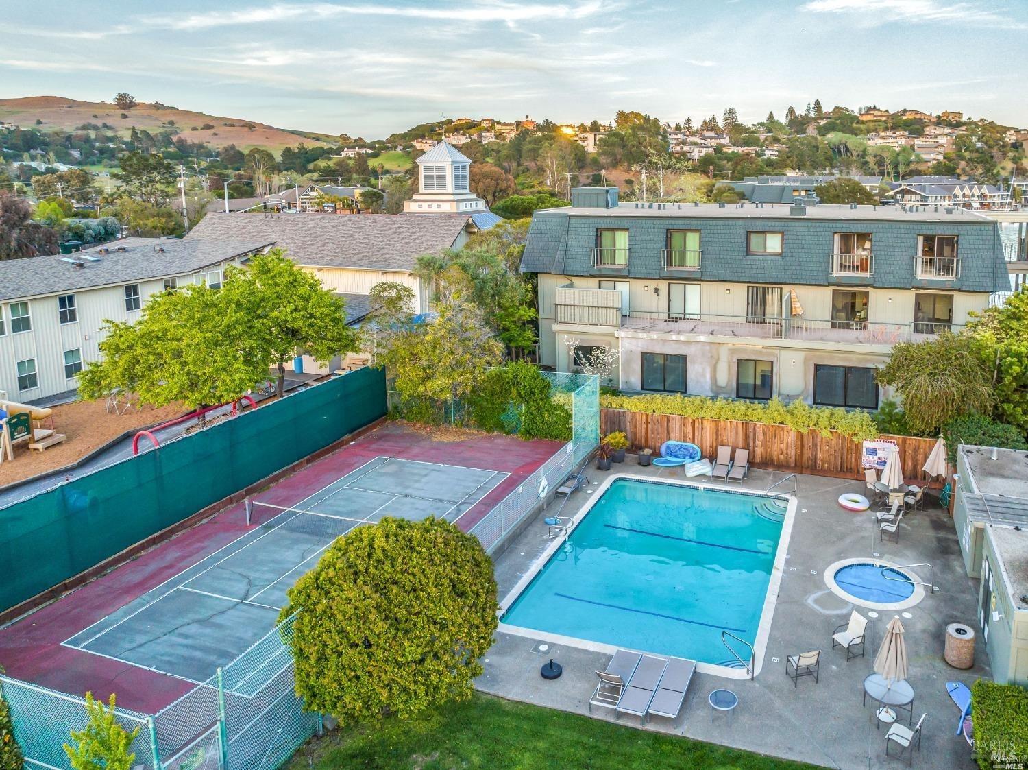 Detail Gallery Image 23 of 33 For 8 Greenwood Cove Dr #B,  Tiburon,  CA 94920 - 3 Beds | 2/1 Baths