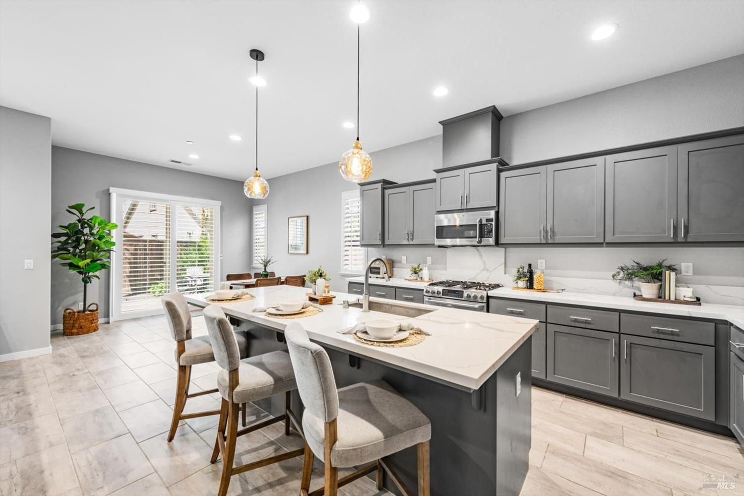 Detail Gallery Image 12 of 58 For 1080 Columbia Dr, Dixon,  CA 95620 - 3 Beds | 2/1 Baths