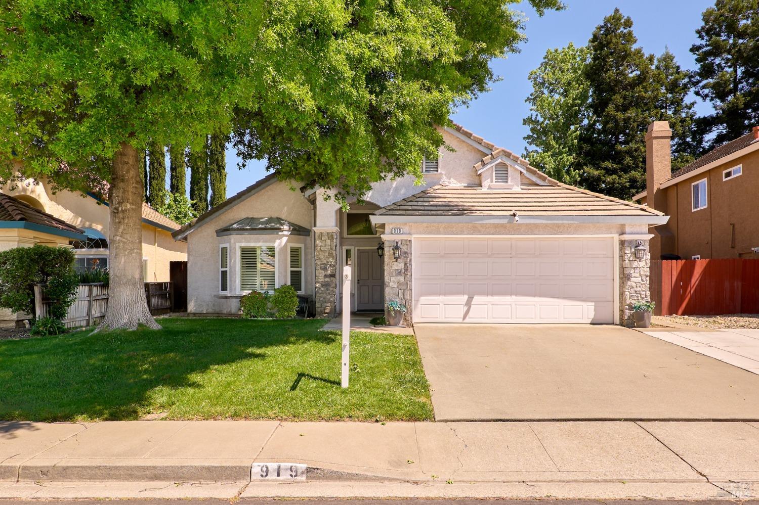 Detail Gallery Image 2 of 25 For 919 Cedar Brook Ln, Vacaville,  CA 95689 - 3 Beds | 2 Baths