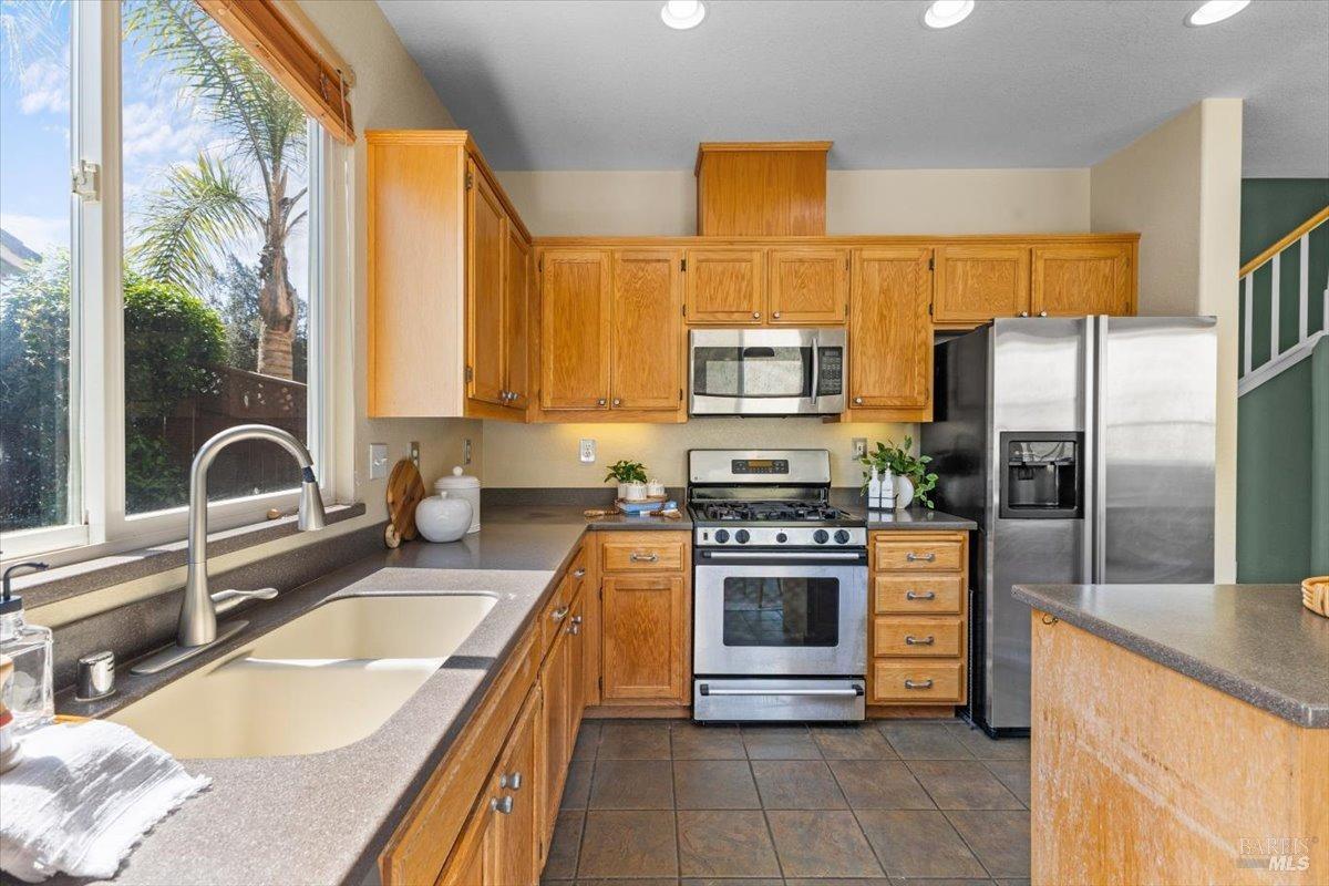 Detail Gallery Image 14 of 52 For 278 Windsor Dr, Petaluma,  CA 94952 - 4 Beds | 3 Baths