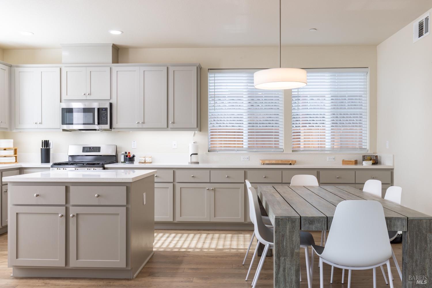 Detail Gallery Image 11 of 31 For 1434 Heather Dr, Santa Rosa,  CA 95401 - 3 Beds | 2/1 Baths
