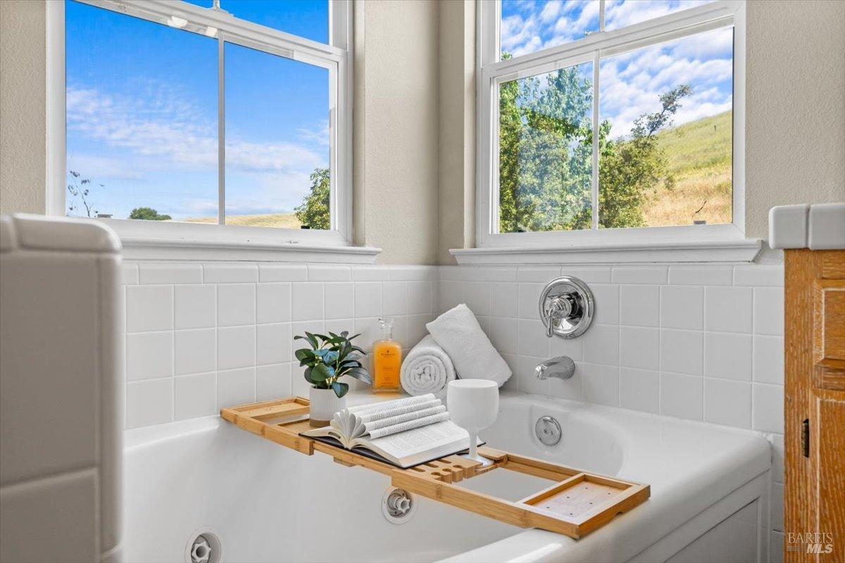 Detail Gallery Image 29 of 52 For 278 Windsor Dr, Petaluma,  CA 94952 - 4 Beds | 3 Baths