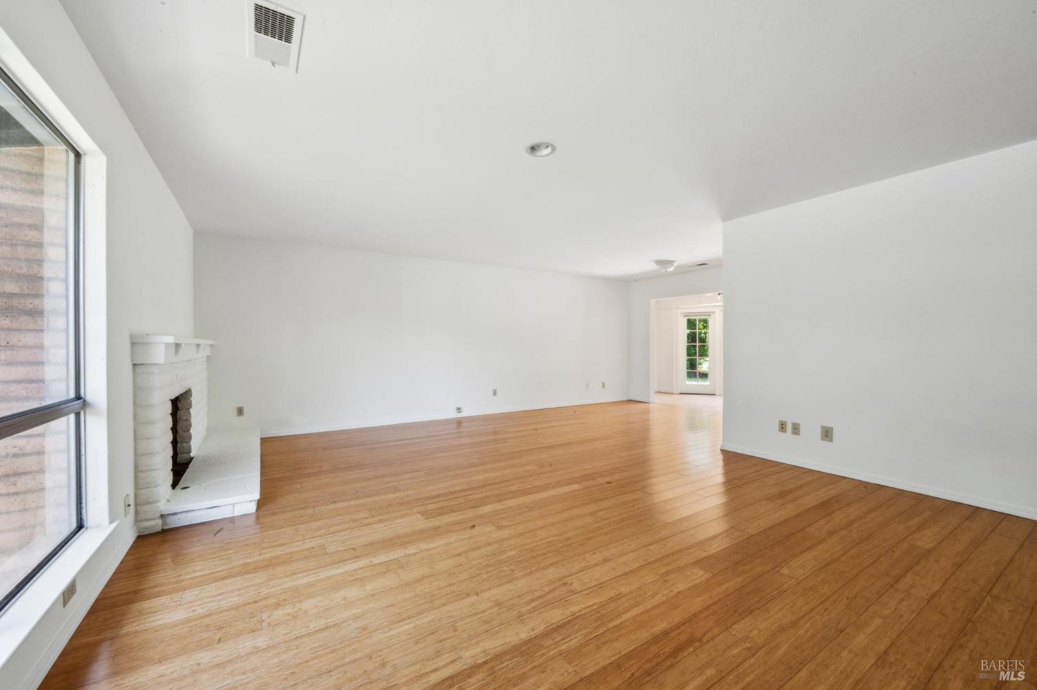 Detail Gallery Image 14 of 44 For 6620 Fairfield Dr, Santa Rosa,  CA 95409 - 3 Beds | 2 Baths