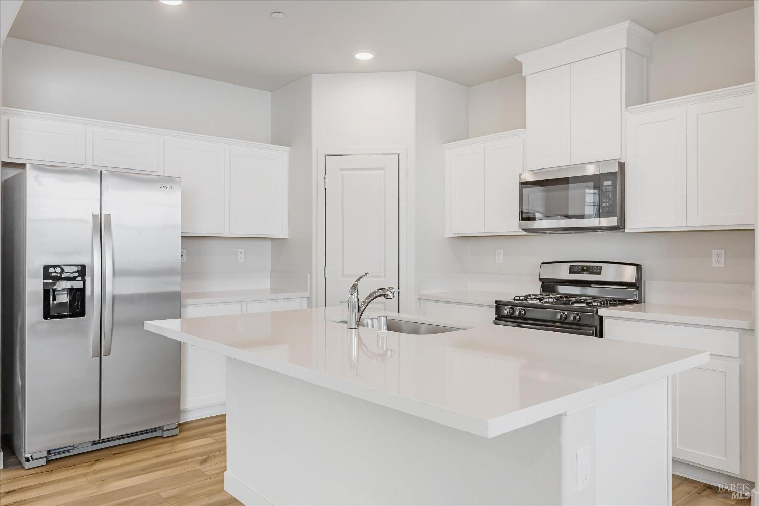 Detail Gallery Image 2 of 13 For 113 Clownfish St, Suisun City,  CA 94585 - 3 Beds | 2/1 Baths