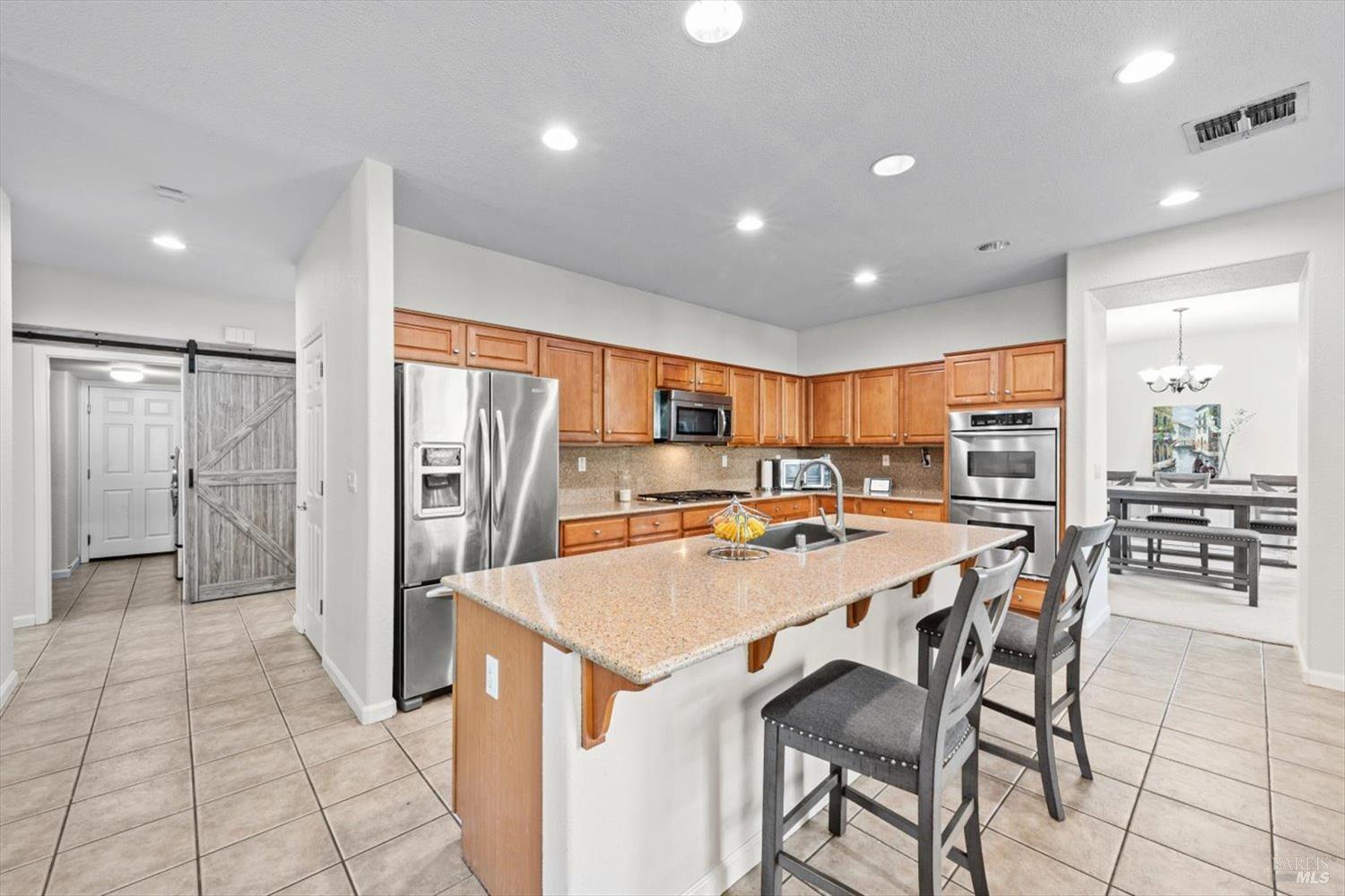 Detail Gallery Image 12 of 63 For 525 Boone Dr, Vacaville,  CA 95687 - 6 Beds | 3 Baths