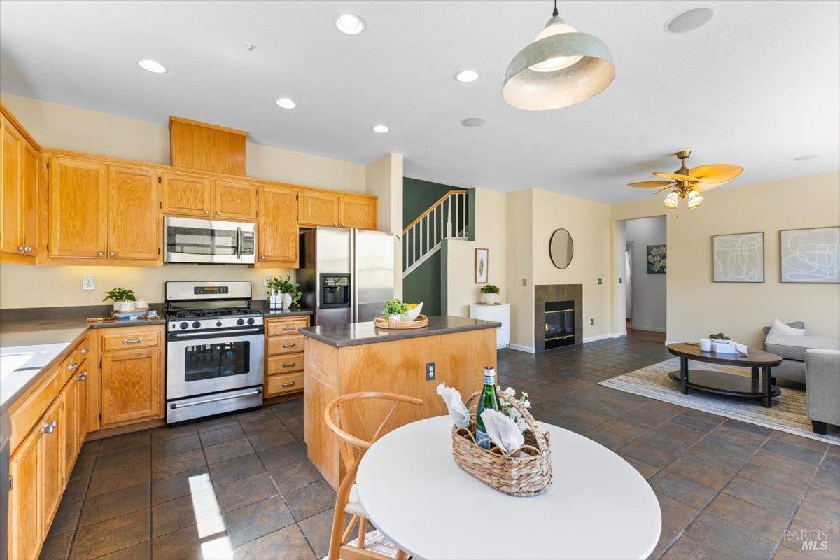 Detail Gallery Image 16 of 52 For 278 Windsor Dr, Petaluma,  CA 94952 - 4 Beds | 3 Baths