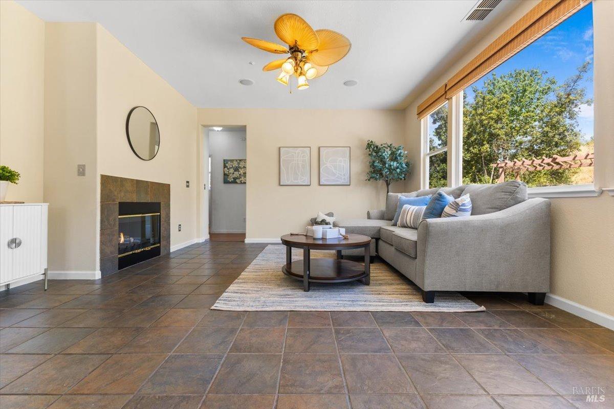 Detail Gallery Image 10 of 52 For 278 Windsor Dr, Petaluma,  CA 94952 - 4 Beds | 3 Baths
