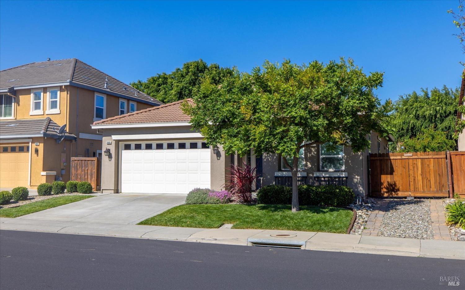 Detail Gallery Image 4 of 56 For 2085 Newcastle Dr, Vacaville,  CA 95687 - 4 Beds | 3 Baths