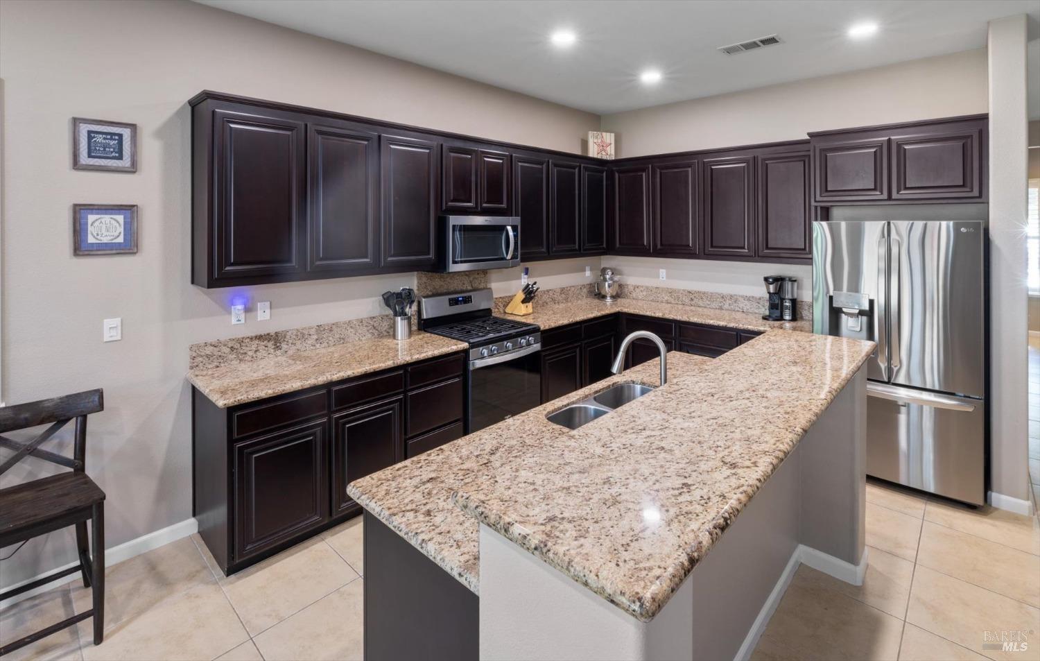 Detail Gallery Image 33 of 56 For 2085 Newcastle Dr, Vacaville,  CA 95687 - 4 Beds | 3 Baths