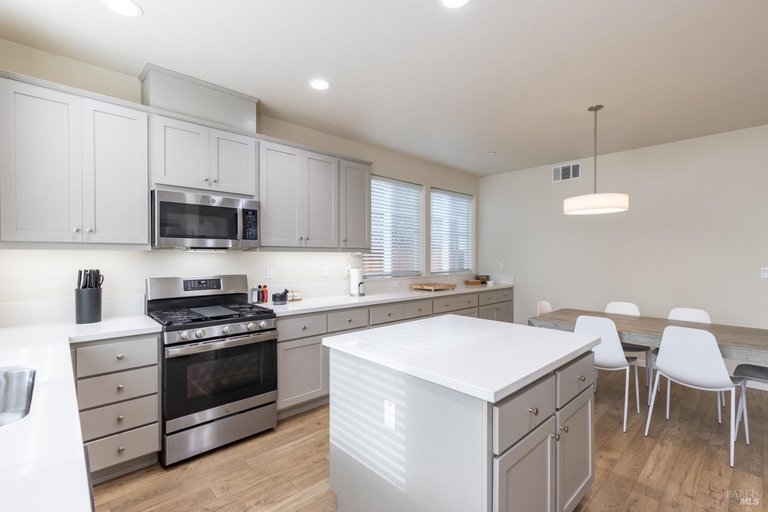 Detail Gallery Image 14 of 31 For 1434 Heather Dr, Santa Rosa,  CA 95401 - 3 Beds | 2/1 Baths