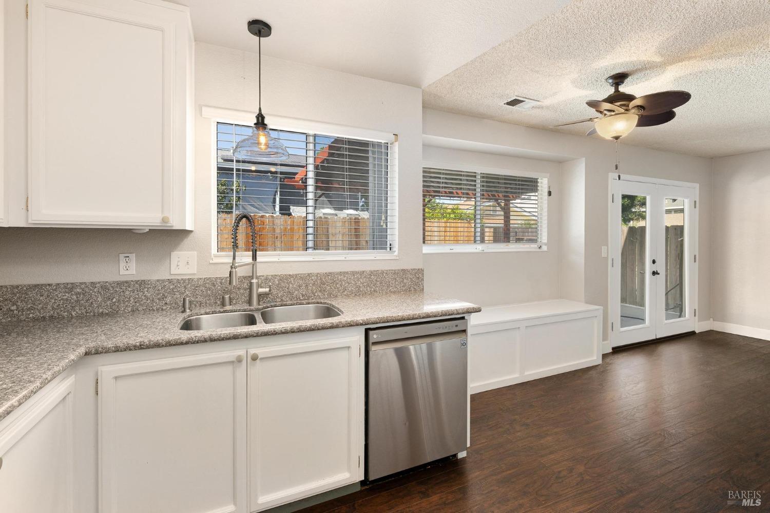 Detail Gallery Image 11 of 42 For 115 American Way, Vacaville,  CA 95687 - 3 Beds | 2/1 Baths