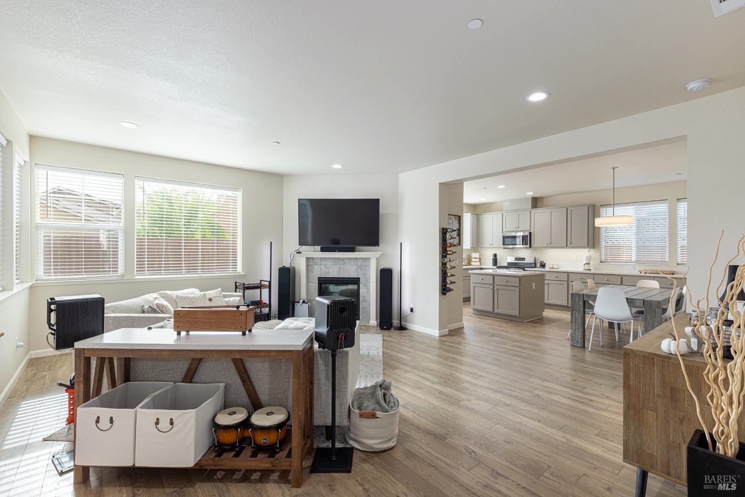 Detail Gallery Image 5 of 31 For 1434 Heather Dr, Santa Rosa,  CA 95401 - 3 Beds | 2/1 Baths
