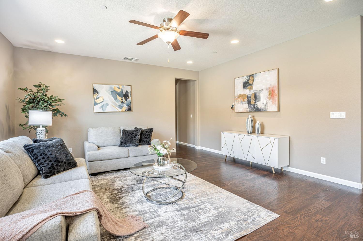 Detail Gallery Image 5 of 48 For 2428 Sanders Ln, Fairfield,  CA 94533 - 5 Beds | 3/1 Baths