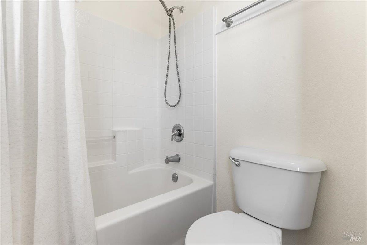 Detail Gallery Image 33 of 52 For 278 Windsor Dr, Petaluma,  CA 94952 - 4 Beds | 3 Baths