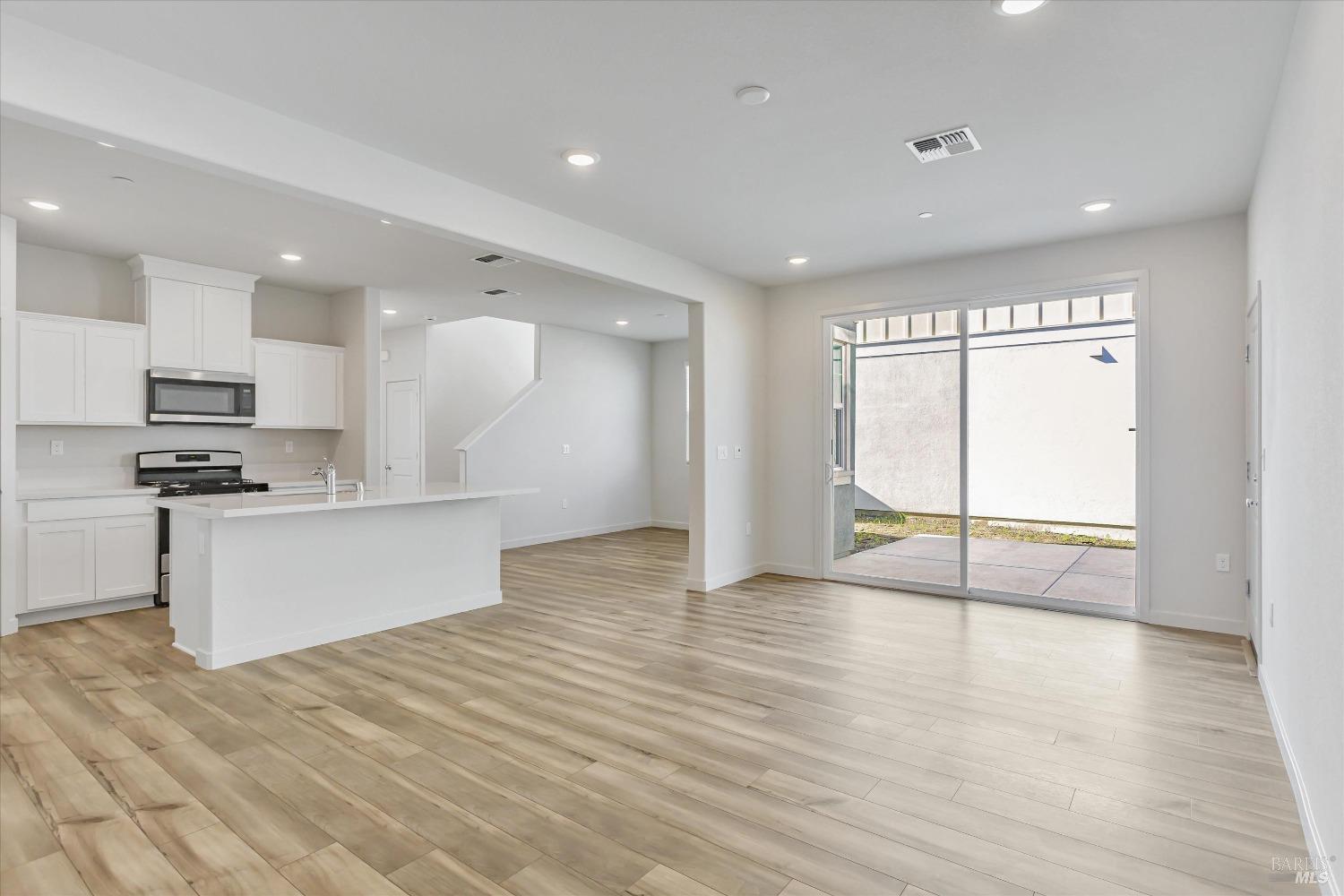 Detail Gallery Image 3 of 13 For 113 Clownfish St, Suisun City,  CA 94585 - 3 Beds | 2/1 Baths
