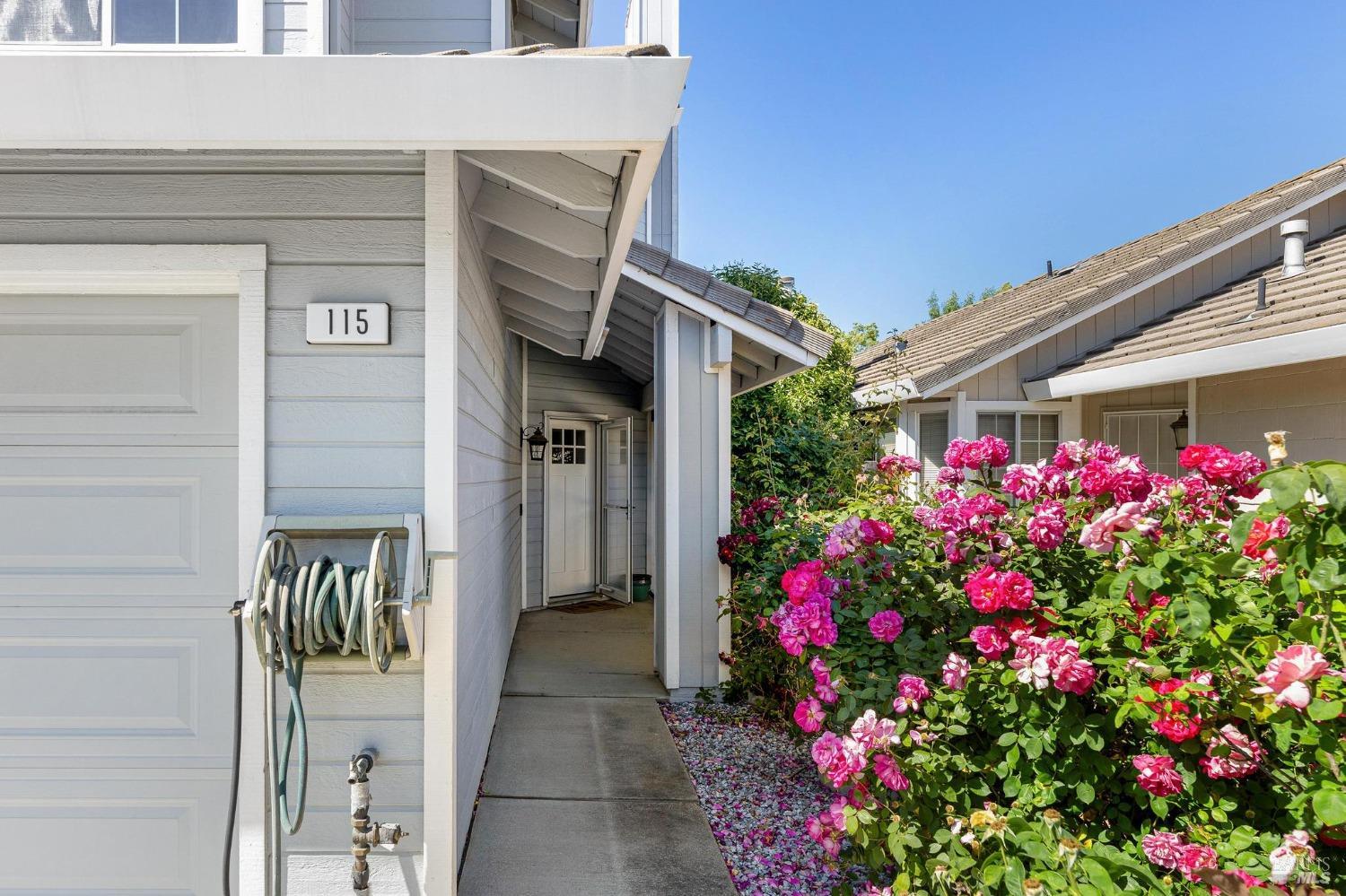 Detail Gallery Image 3 of 42 For 115 American Way, Vacaville,  CA 95687 - 3 Beds | 2/1 Baths