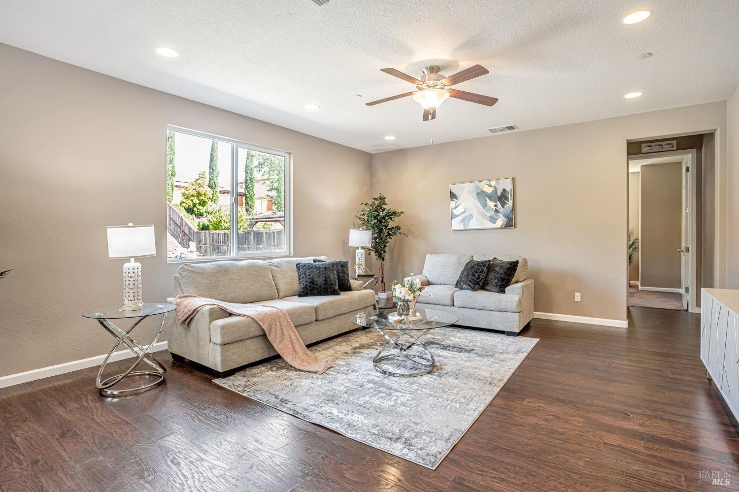 Detail Gallery Image 8 of 48 For 2428 Sanders Ln, Fairfield,  CA 94533 - 5 Beds | 3/1 Baths