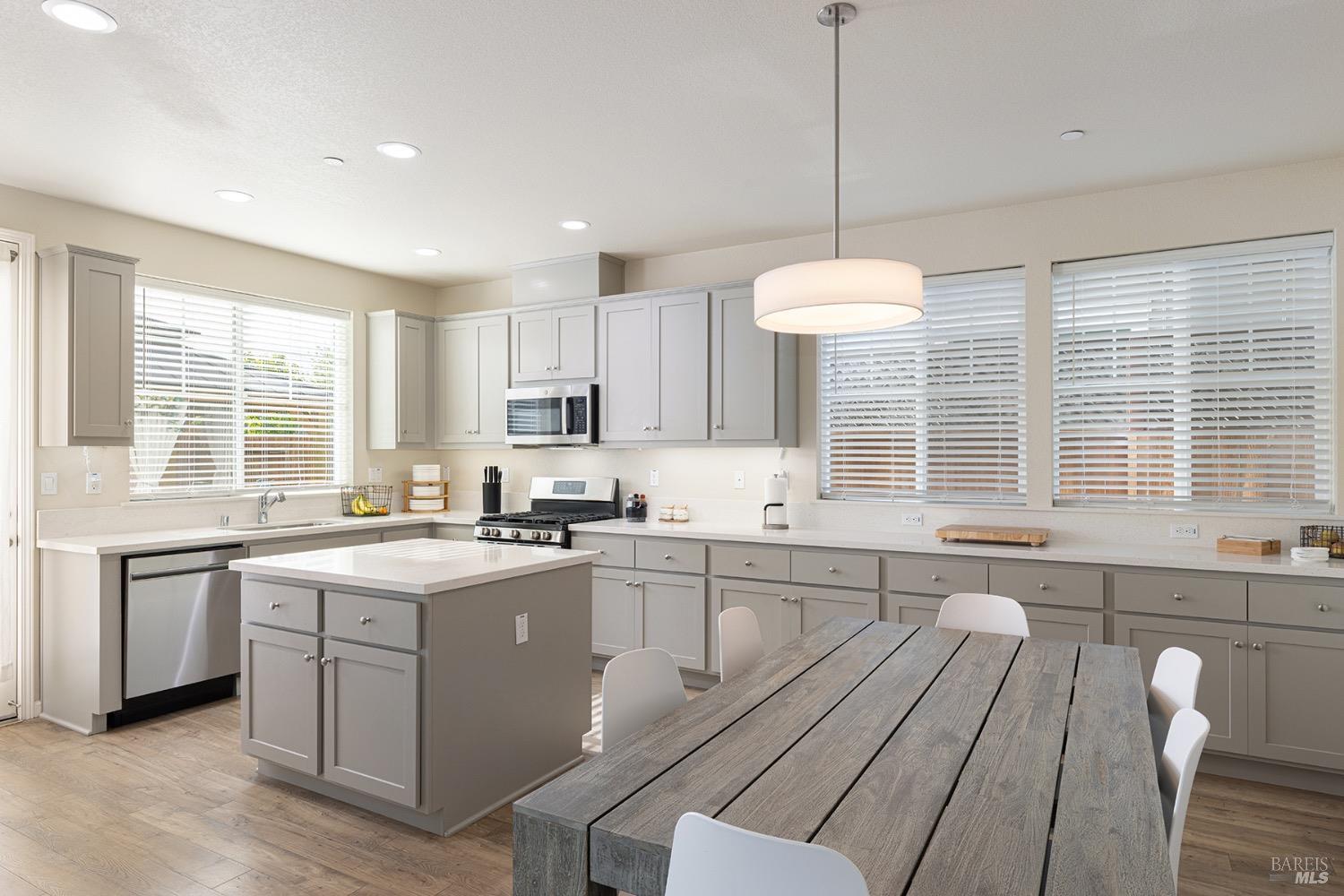 Detail Gallery Image 13 of 31 For 1434 Heather Dr, Santa Rosa,  CA 95401 - 3 Beds | 2/1 Baths