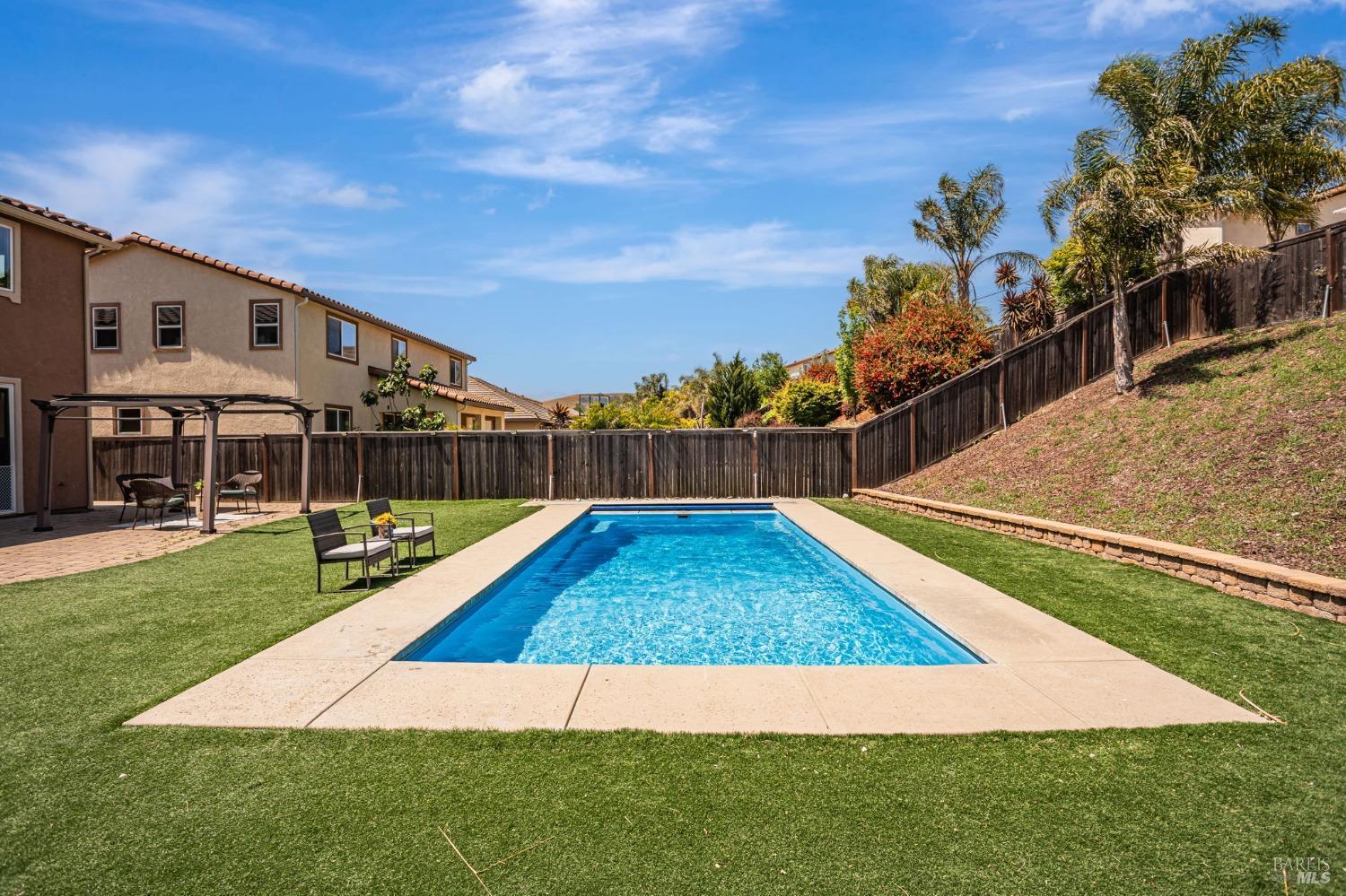 Detail Gallery Image 2 of 48 For 2428 Sanders Ln, Fairfield,  CA 94533 - 5 Beds | 3/1 Baths