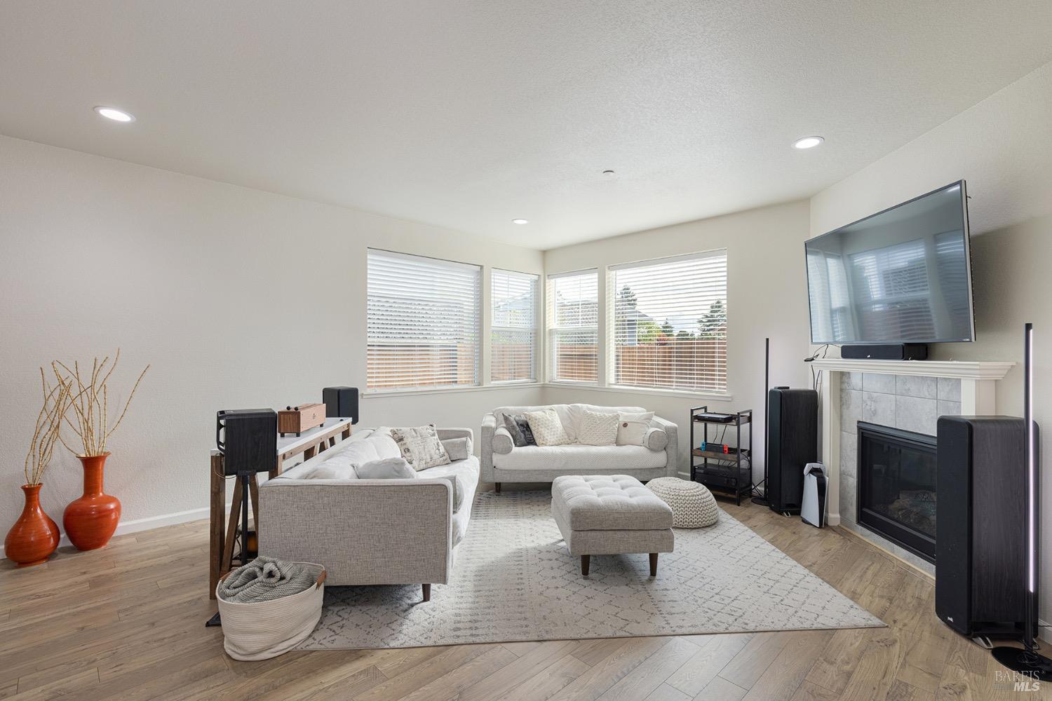 Detail Gallery Image 8 of 31 For 1434 Heather Dr, Santa Rosa,  CA 95401 - 3 Beds | 2/1 Baths