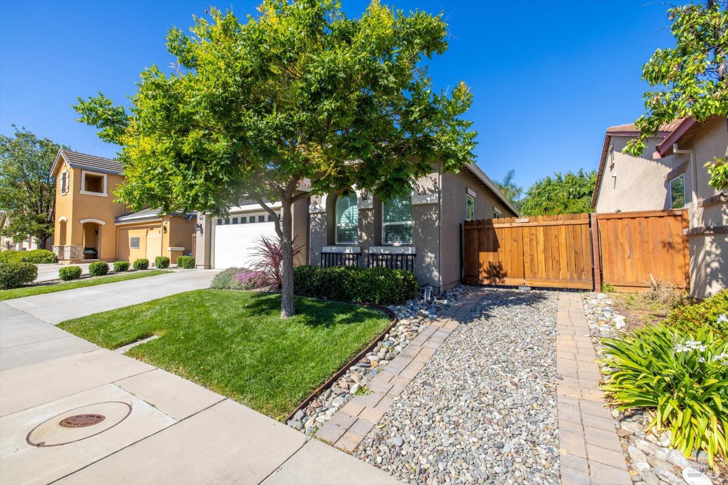 Detail Gallery Image 5 of 56 For 2085 Newcastle Dr, Vacaville,  CA 95687 - 4 Beds | 3 Baths