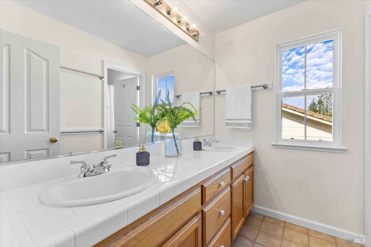 Detail Gallery Image 32 of 52 For 278 Windsor Dr, Petaluma,  CA 94952 - 4 Beds | 3 Baths