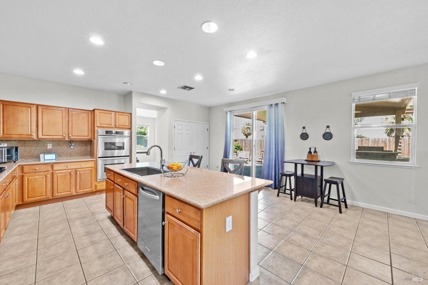 Detail Gallery Image 13 of 63 For 525 Boone Dr, Vacaville,  CA 95687 - 6 Beds | 3 Baths