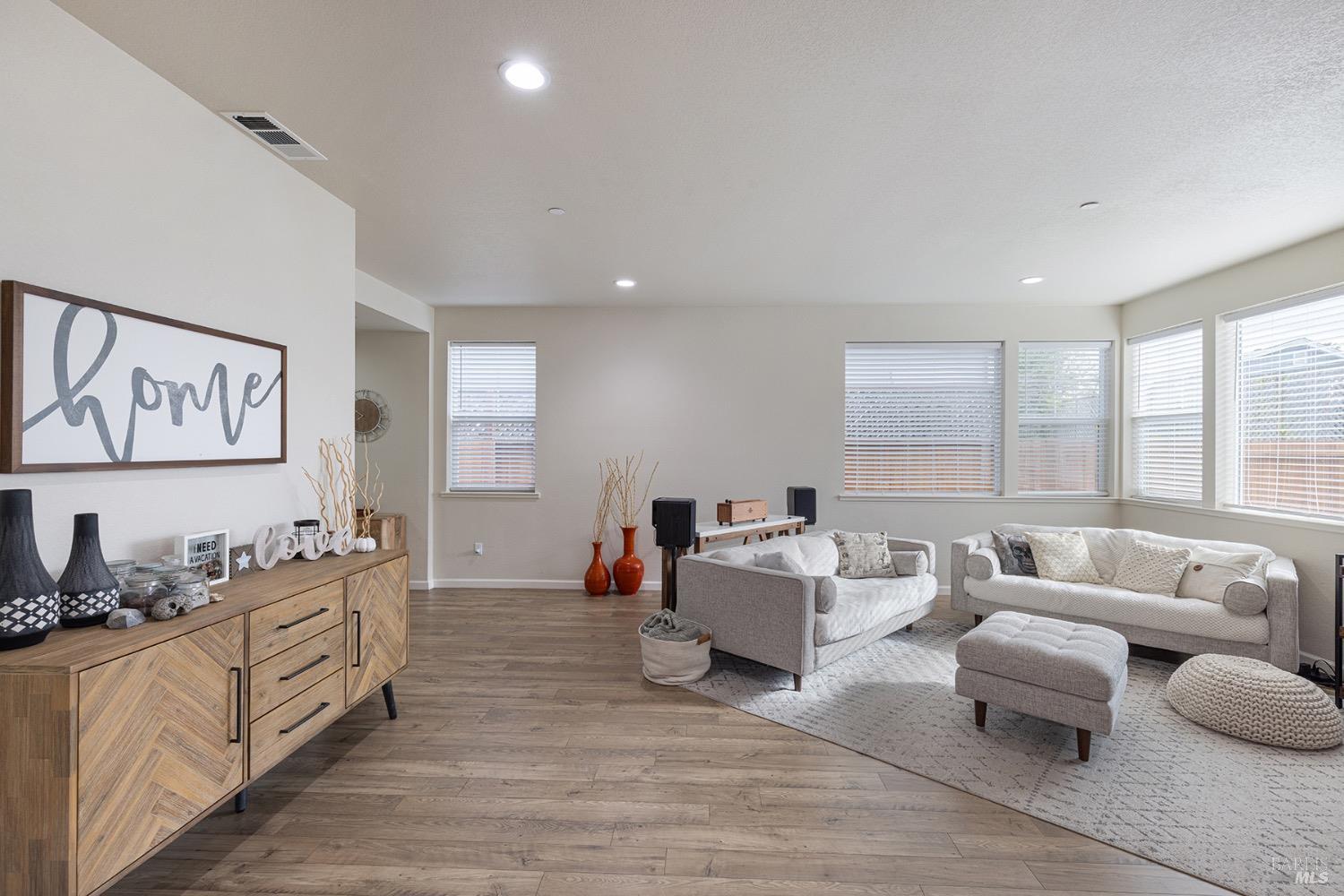 Detail Gallery Image 9 of 31 For 1434 Heather Dr, Santa Rosa,  CA 95401 - 3 Beds | 2/1 Baths