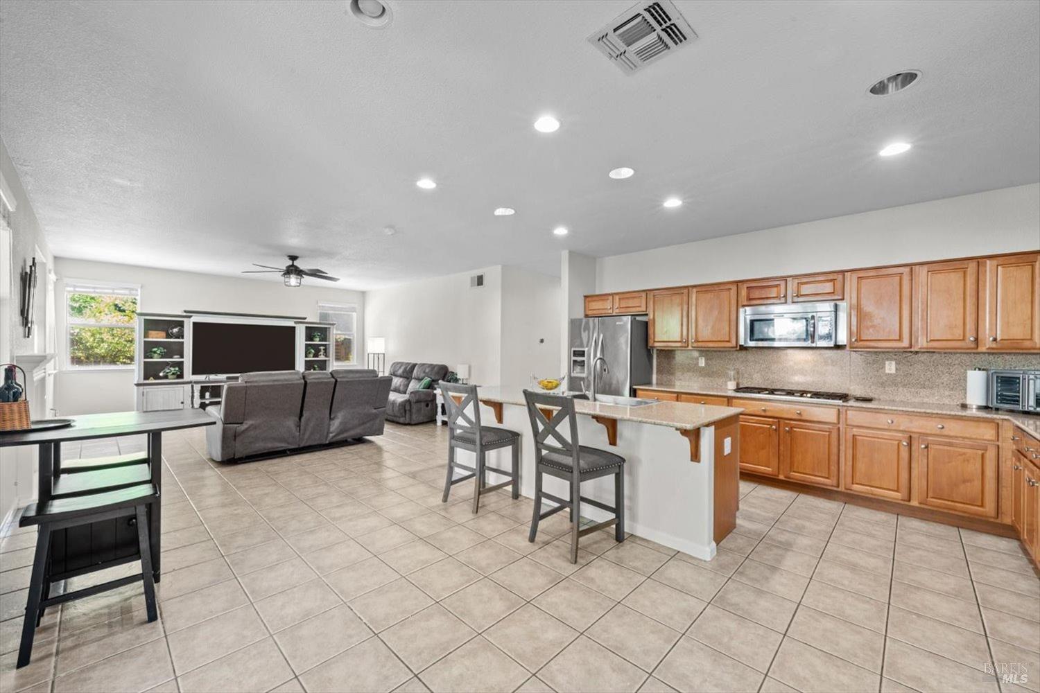Detail Gallery Image 10 of 63 For 525 Boone Dr, Vacaville,  CA 95687 - 6 Beds | 3 Baths